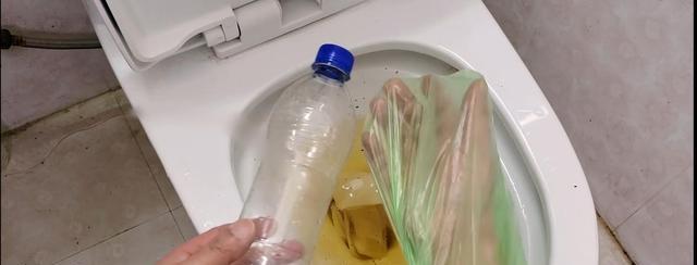 虹吸式马桶堵了怎么办（实用方法教你轻松疏通）