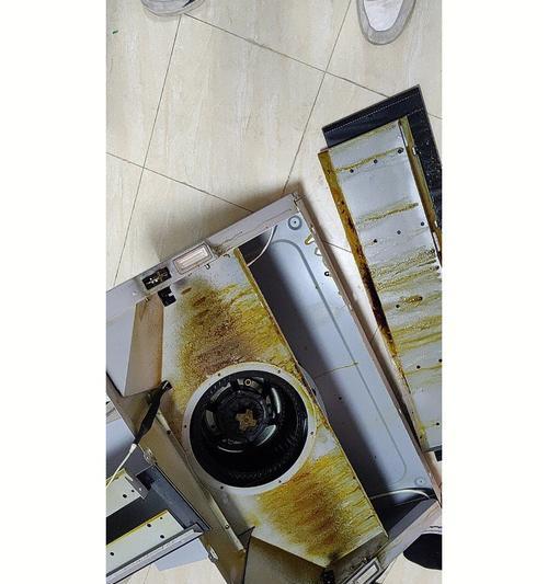 使用玻璃水轻松清洗油烟机（简单又高效的方法）