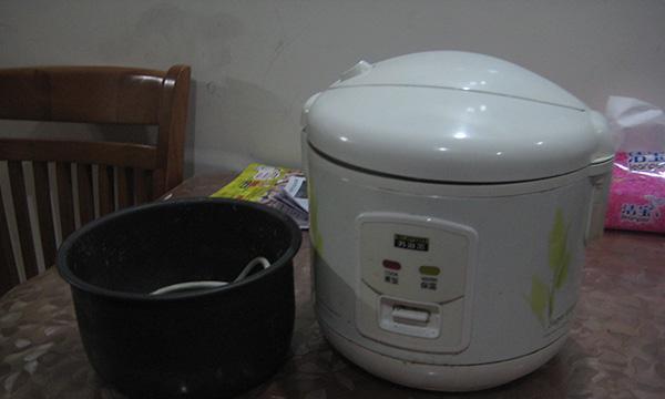 电饭煲发生带电情况的处理方法（安全使用电饭煲）