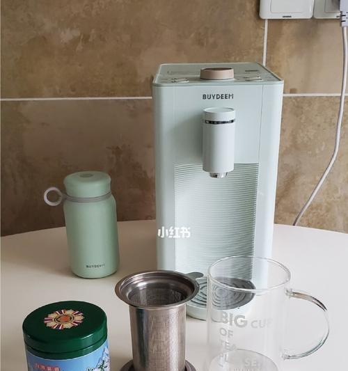 揭秘饮水机水中的小泡泡（了解小泡泡的成因及消除方法）