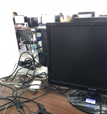 如何解决显示器闪屏一直黑屏的问题（快速解决显示器闪屏黑屏困扰）