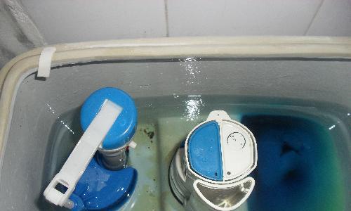 解决饮水机小孔漏水问题的方法（维修饮水机小孔漏水的实用技巧）