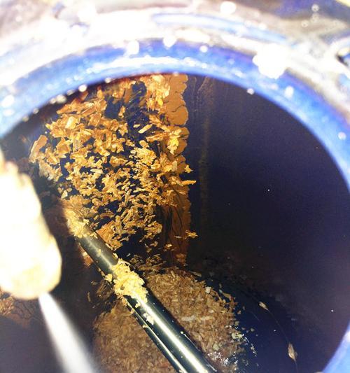 如何高效清洗集成热水器的水垢（一种简单可行的清洗方法）