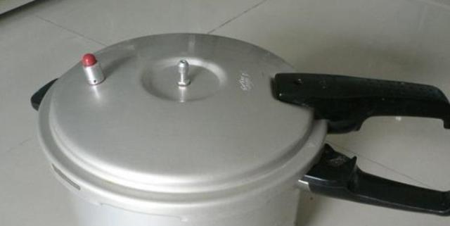 电饭煲不上水不发热的修理方法（如何解决电饭煲不上水不发热的故障问题）