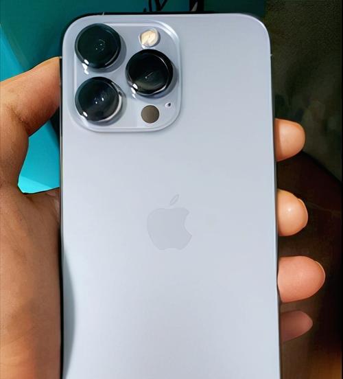 iPhone13是否配备充电头（揭秘苹果新品充电方案）