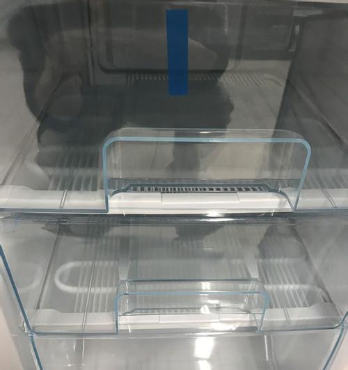 冰箱急冻室结冰解决方法（应对冰箱急冻室结冰的实用技巧）