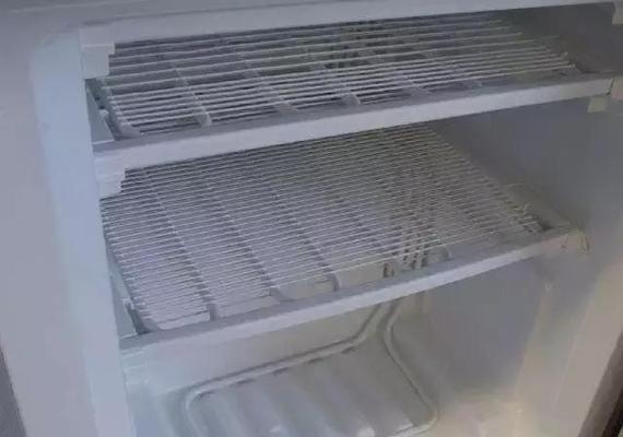 冰柜化冰水的方法与处理（如何将冰箱中的冷水迅速转化为冰柜中的冰块）