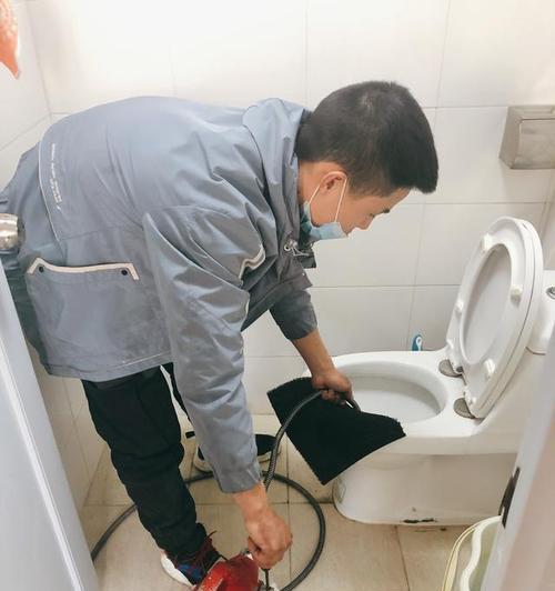 马桶堵塞的解决方法（告别马桶烦恼）