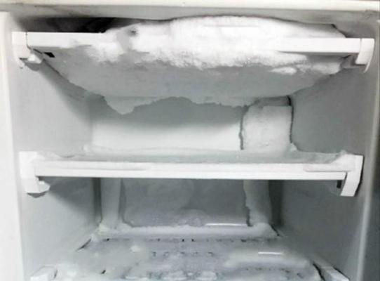 解决冰柜冰太厚问题的实用方法（针对冰柜冰太厚的处理技巧和注意事项）