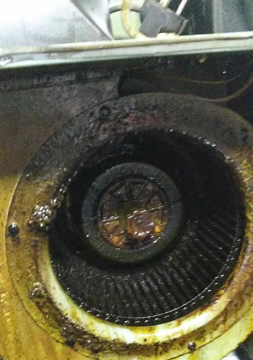 清洗油烟机油垢的最佳方法（去除油烟机油垢的有效技巧和注意事项）