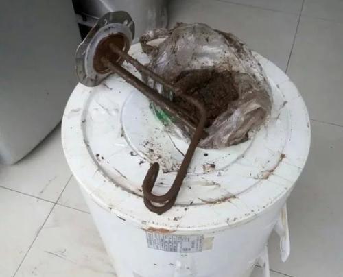 解决热水器铜管水垢问题的有效方法（清洁热水器铜管）