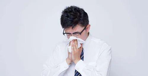 以吹空调打喷嚏的原因及对健康的影响（空调过滤器不当清洁是关键）