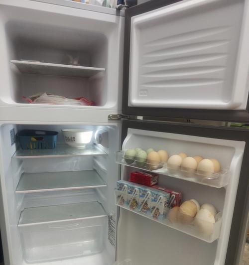 海尔立式冰柜清理方法（轻松掌握海尔立式冰柜的清洁技巧）