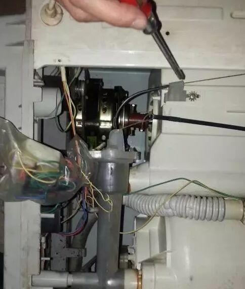 电容机显示器机械故障及处理方法（探讨电容机显示器机械故障的原因和解决方案）