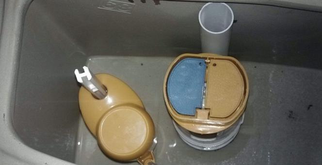 抽水马桶水箱一直流水的处理方法（解决抽水马桶水箱不停流水的有效措施）