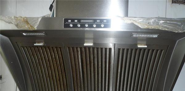 中间圆形油烟机怎么清洗？清洗步骤和注意事项是什么？