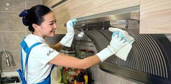 触摸式油烟机启动清洗的正确步骤是什么？