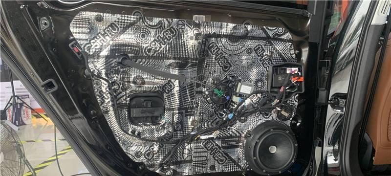 奥迪A6低音炮安装的具体位置在哪里？