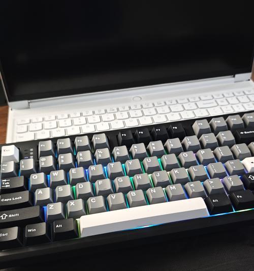 游戏中的“拿东西”操作使用哪种键盘？