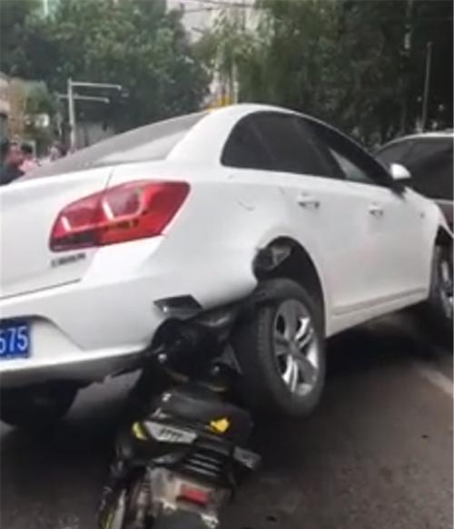 电瓶车电池悬空的问题怎么解决？有没有什么好的解决方法？