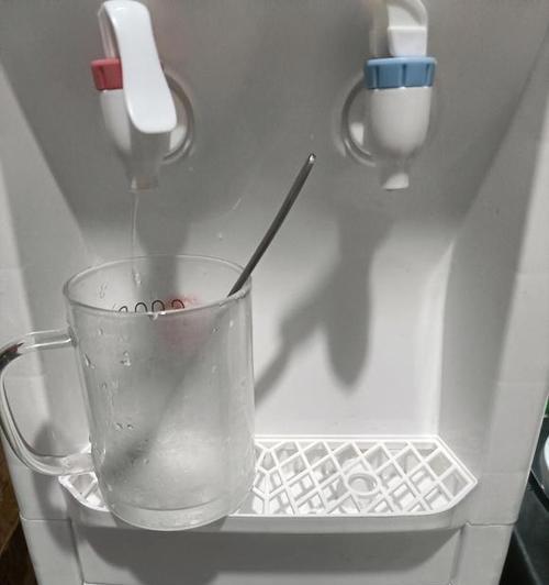 饮水机热水口发臭的原因及解决办法（饮水机热水口发臭是如何产生的）