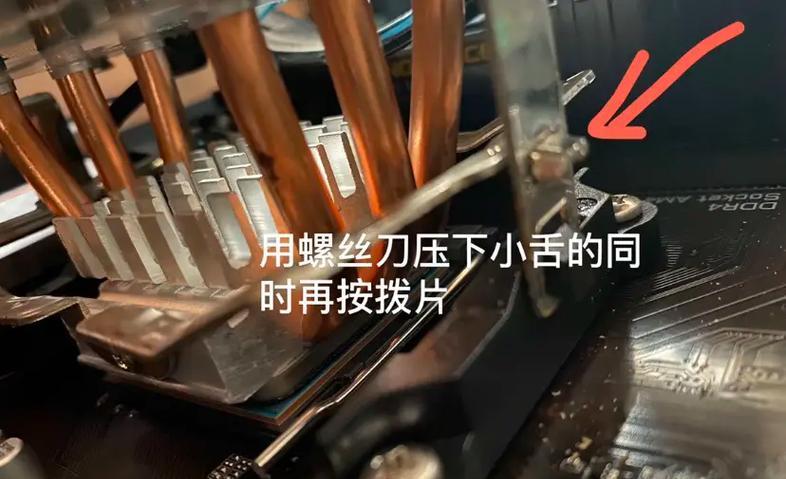 赛博迷你散热器的拆卸步骤是什么？